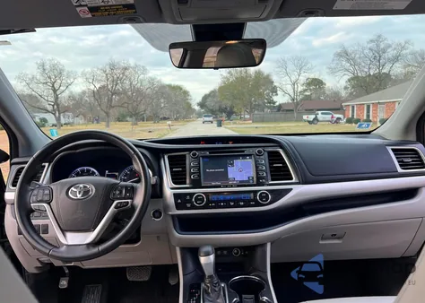 2018 Toyota Highlander Se z USA, uszkodzony, nr VIN 5TDKZRFH6JS541343